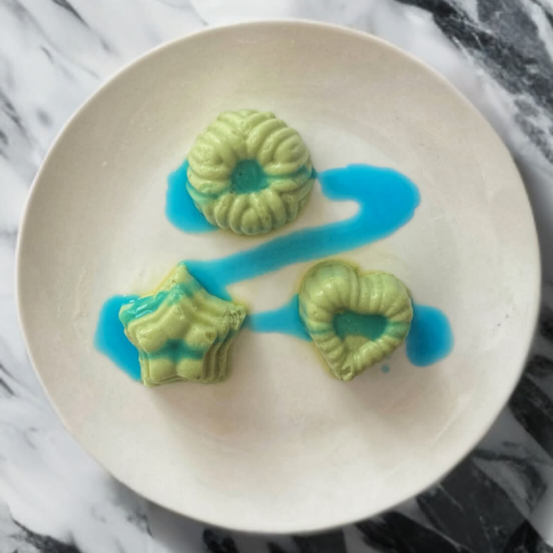 Клубничное суфле из творога и желатина с топпингами и красителем