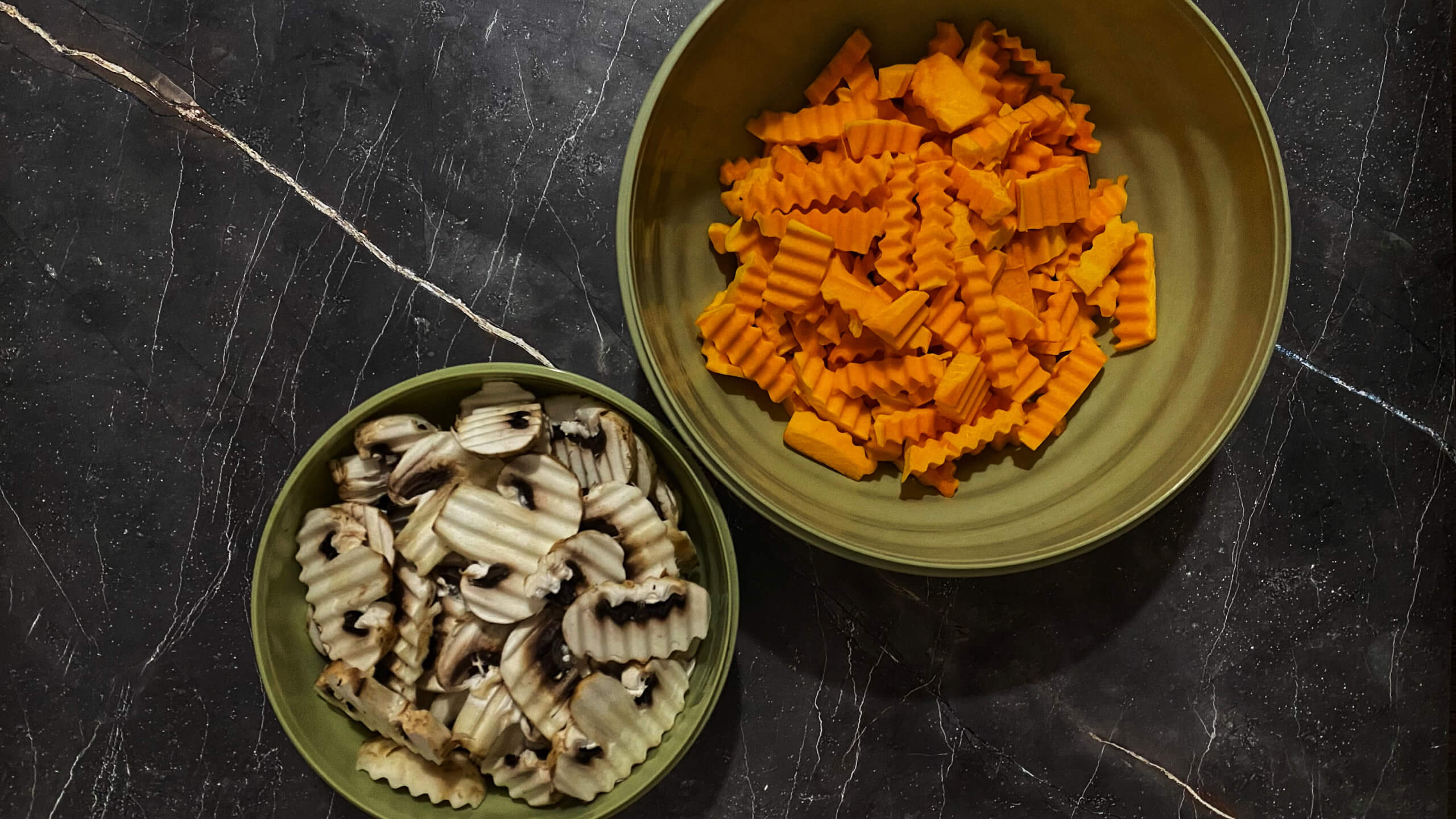 Шаг 1: Нарезка тыквы и шампиньонов