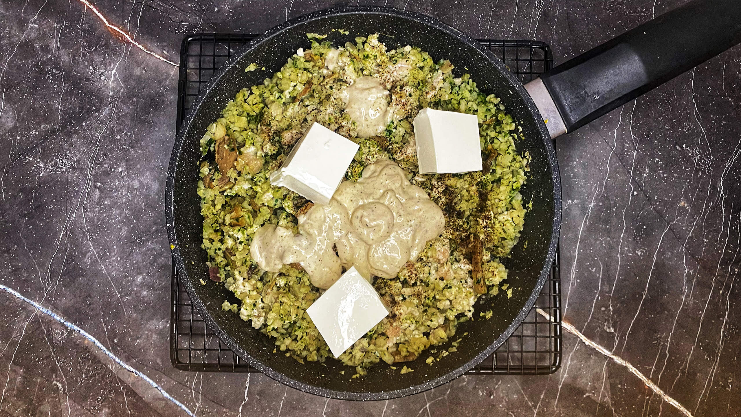 Шаг 4: Добавьте сыр и соусы