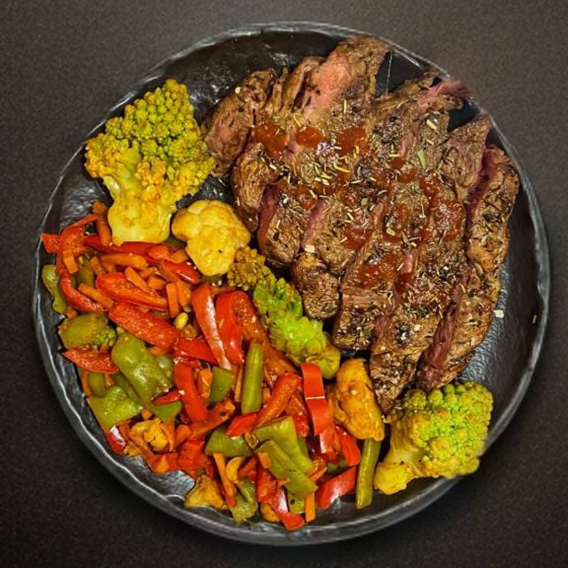 Стейк из говядины с овощами и соусом «BBQ»