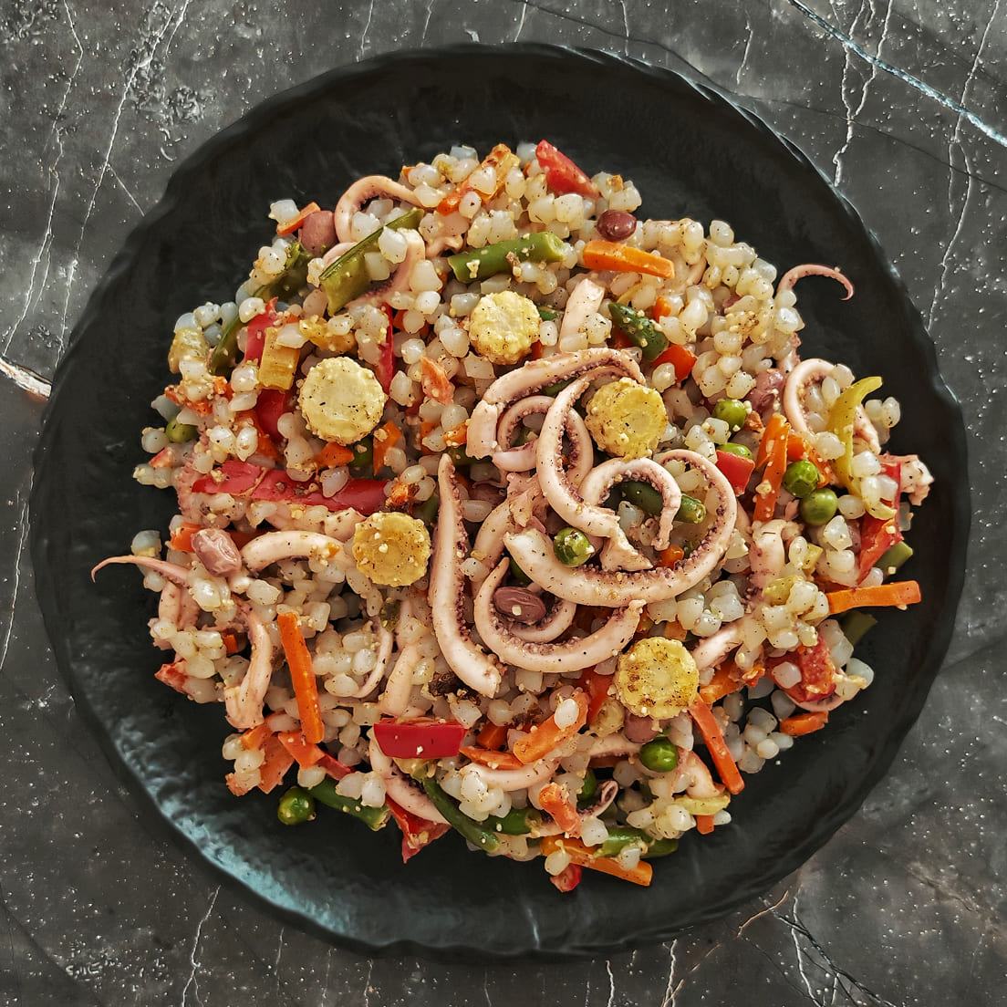 Wok из риса ширатаки с овощами и пресервами