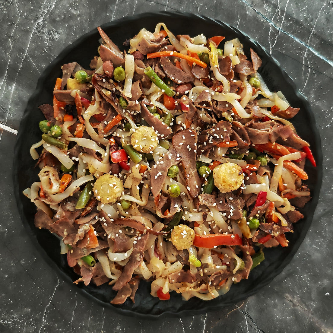 Wok из фетучини ширатаки с овощами и мясной нарезкой