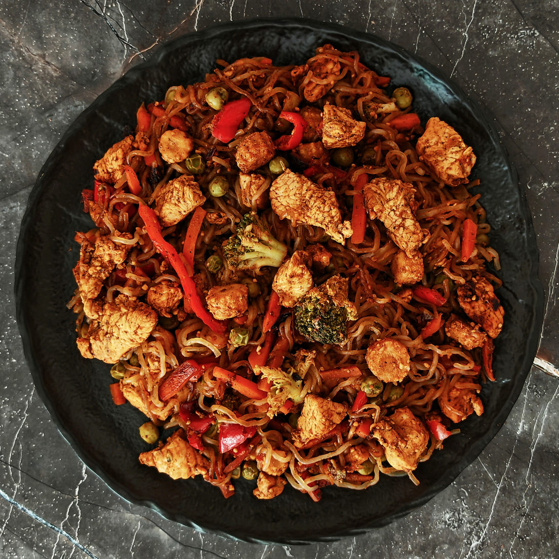 Wok из спагетти ширатаки с овощами и филе индейки