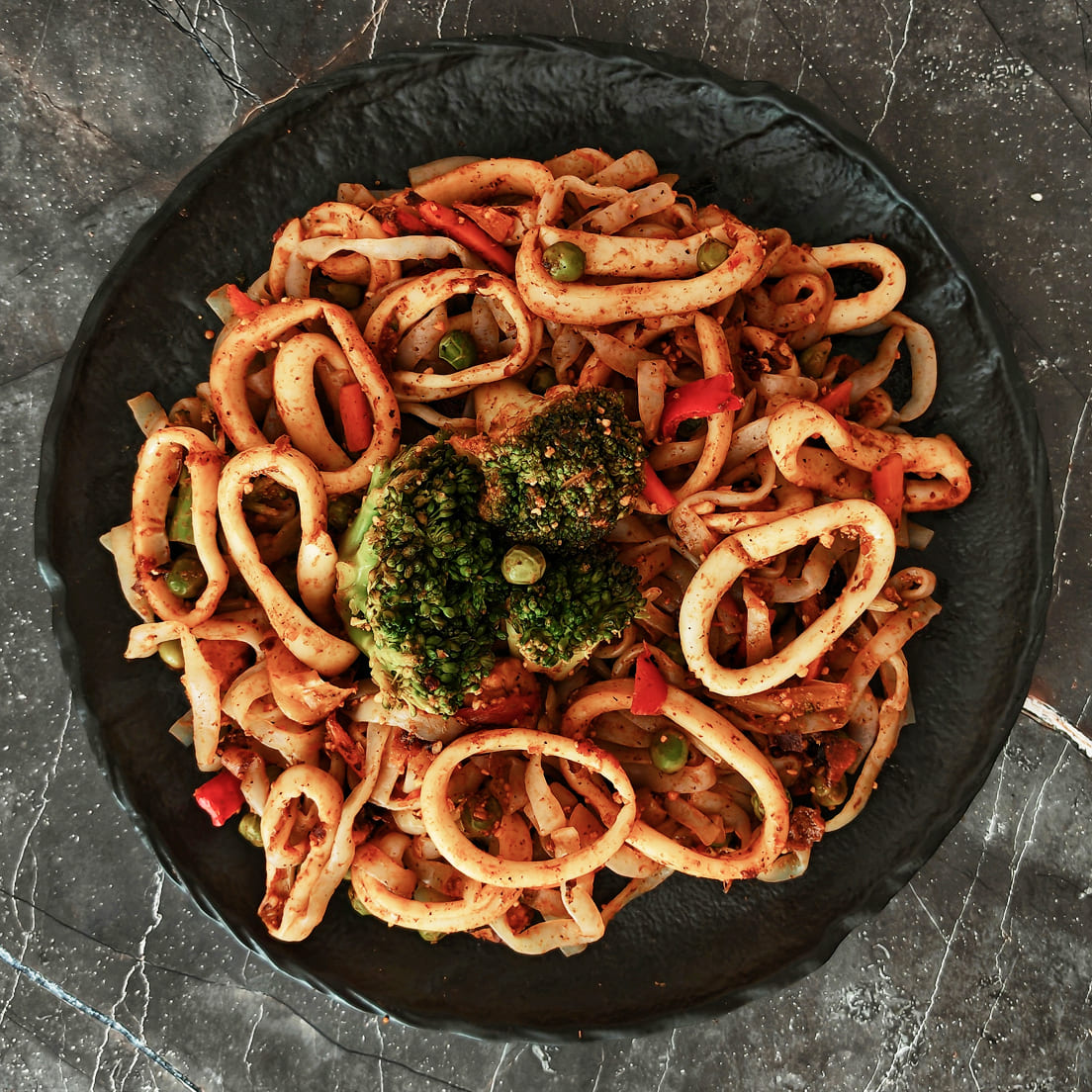 Wok из фетучини ширатаки с овощами и кальмарами