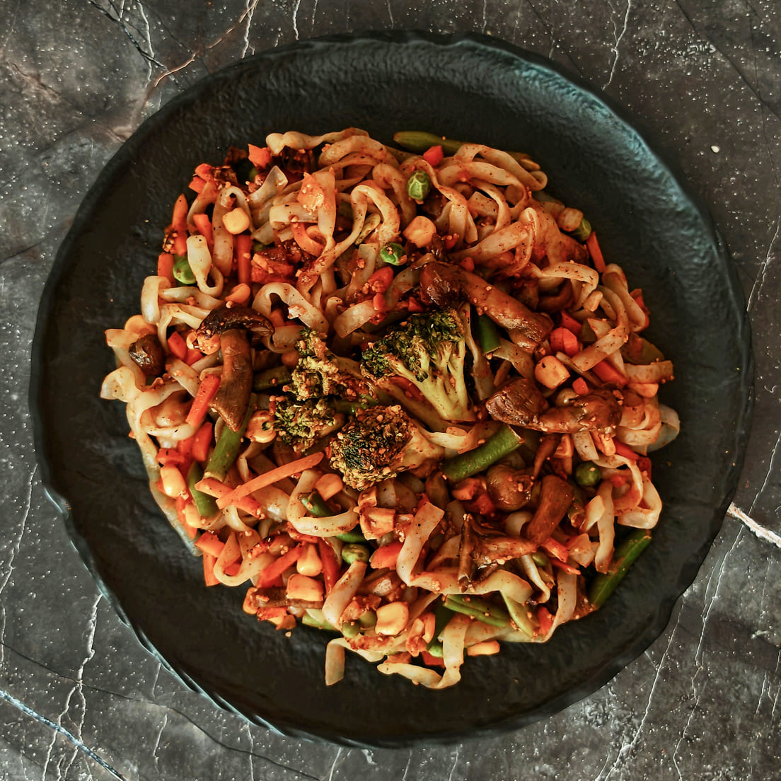 Wok из фетучини ширатаки с овощами и опятами